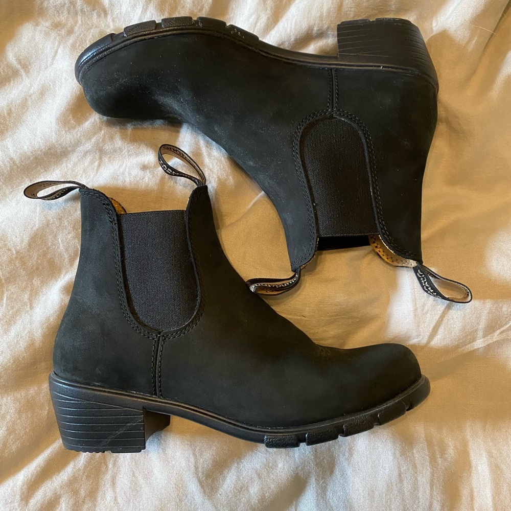 Suede black heeled blundstone boots